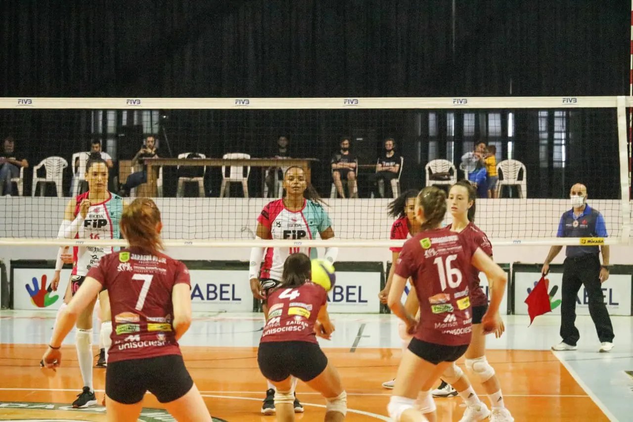 Moda Brusque supera Jaragu&aacute; e segue 100% na abertura do estadual de v&ocirc;lei