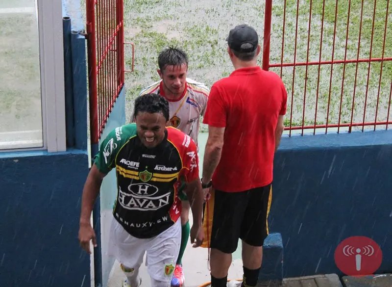  Chuva impede último treino antes de jogo