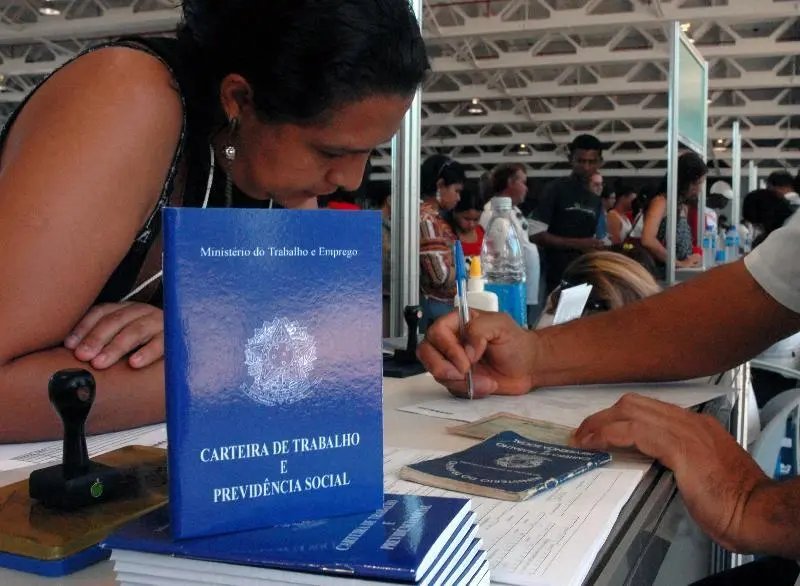 Brasil abre 260,8 mil vagas de emprego 