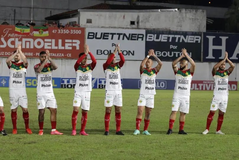 Brusque refor&ccedil;a defesa, meio e ataque