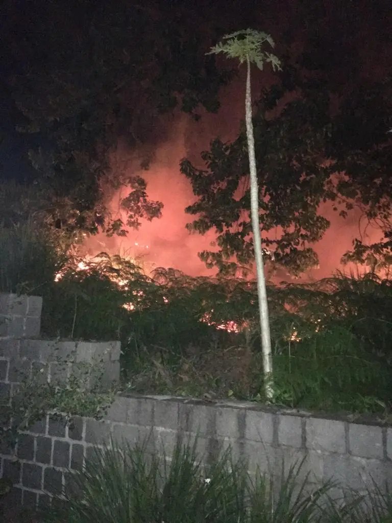 Inc&ecirc;ndio no bairro Souza Cruz queima totalmente terreno baldio
