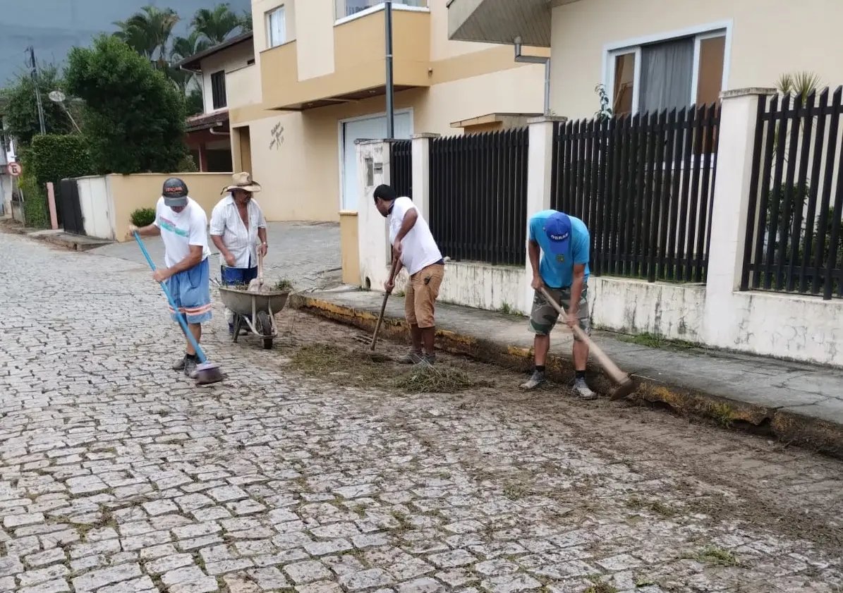 Limpeza e capina&ccedil;&atilde;o s&atilde;o trabalhos constantes na Secretaria de Obras