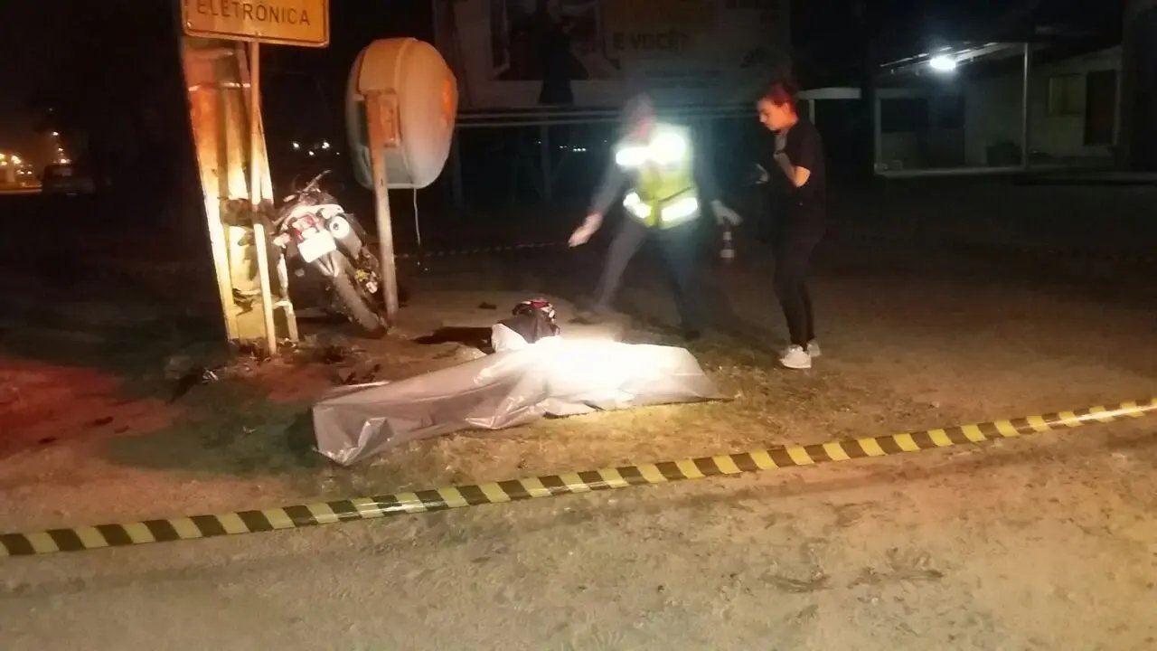 Rapaz morre após colidir moto contra poste e orelhão