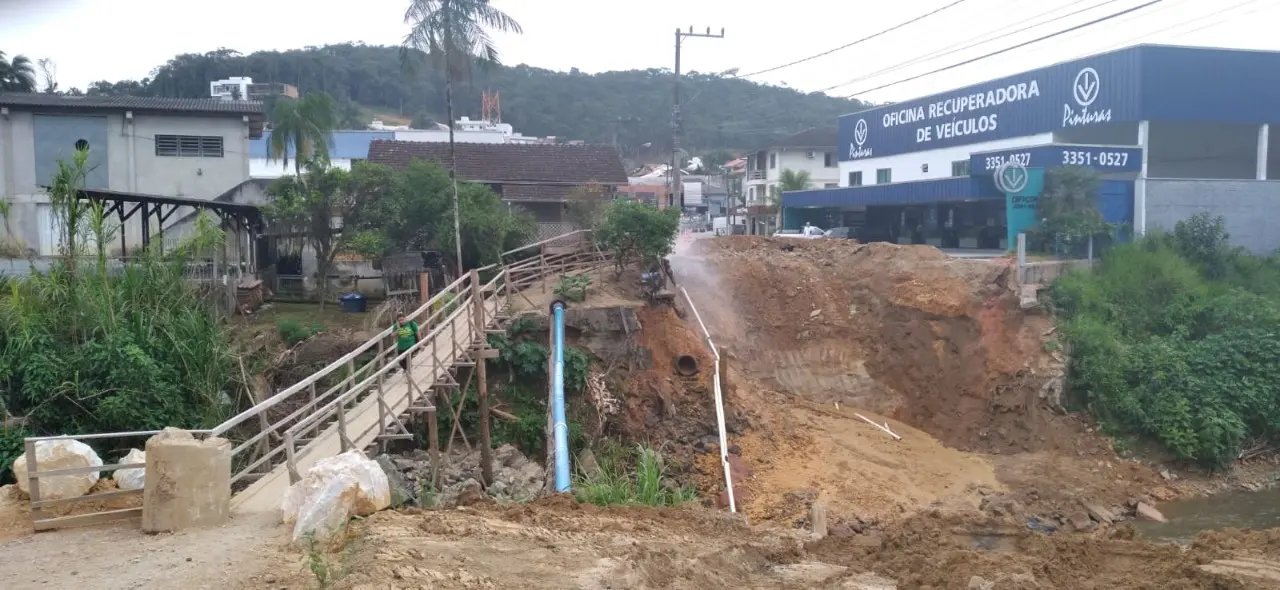 Samae atua em rompimento de rede provis&oacute;ria no bairro Guarani