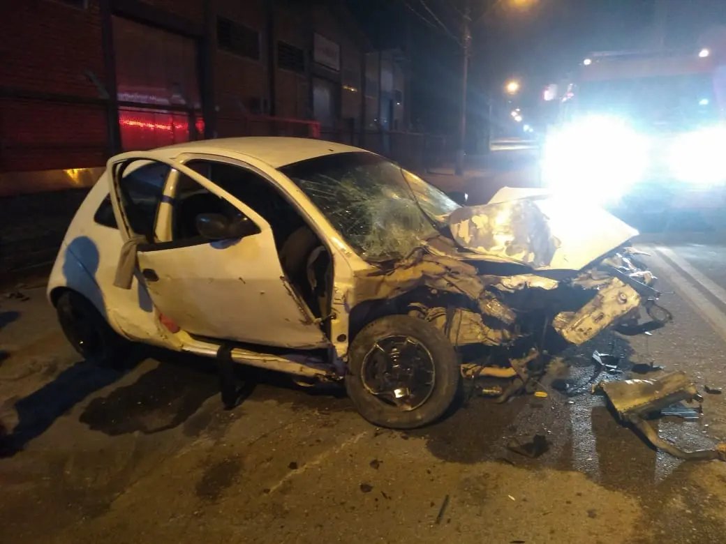 Carro colide em poste no bairro Bateas