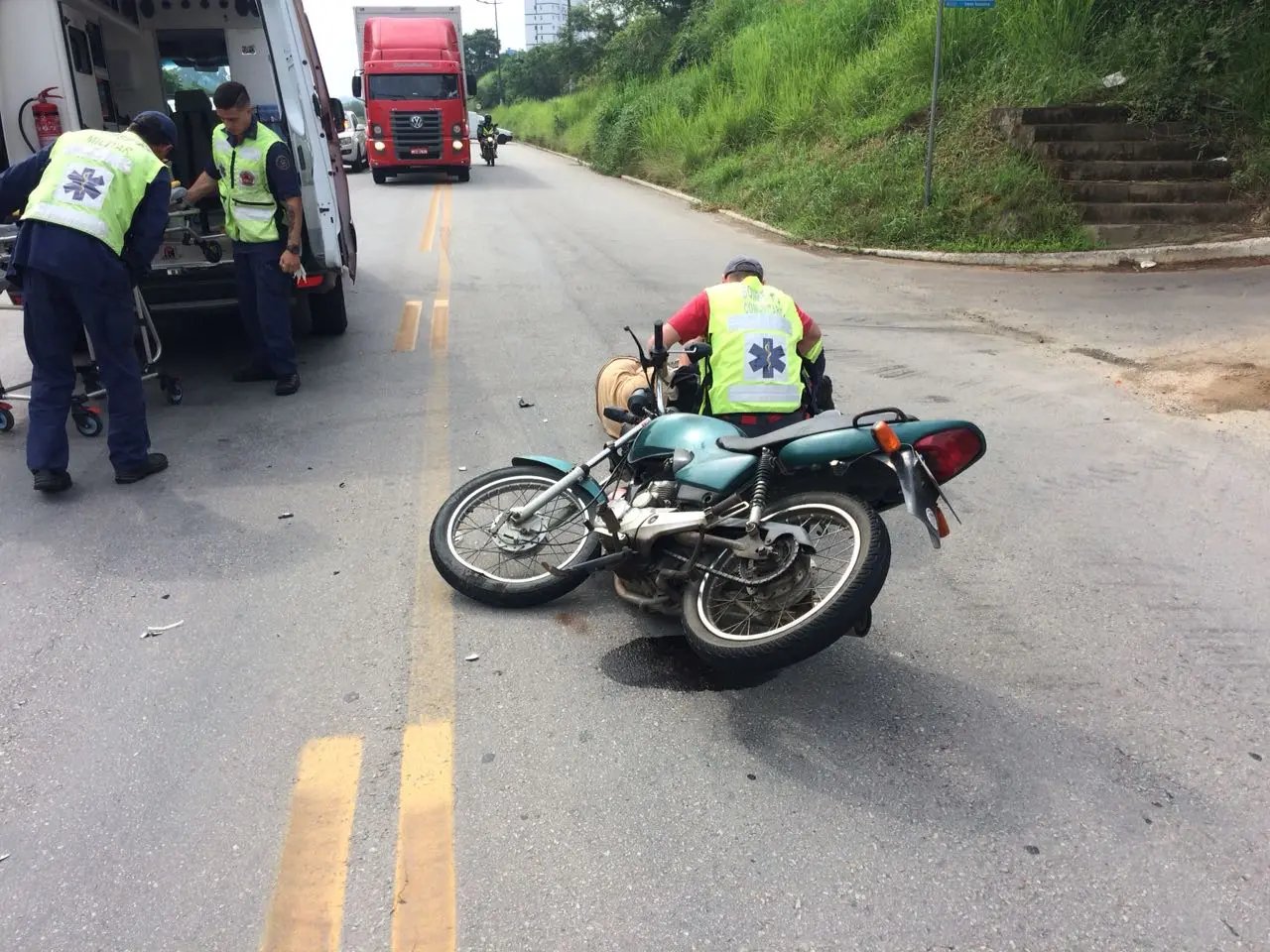 Acidente na Beira-Rio deixa motociclista ferido