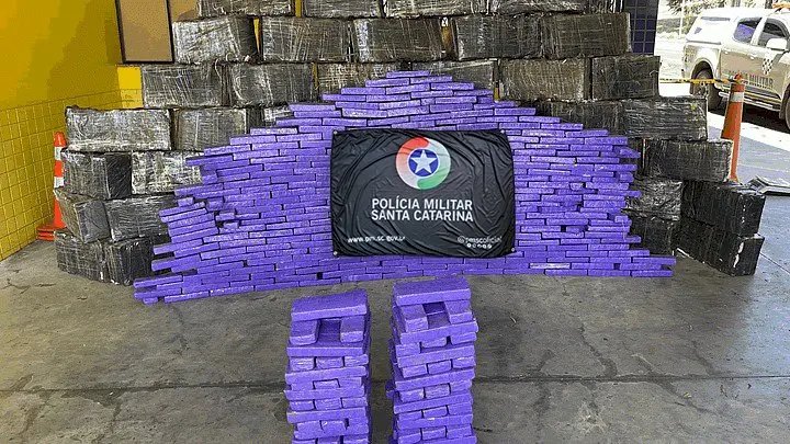 Picape &eacute; apreendida com mais de uma tonelada de droga
