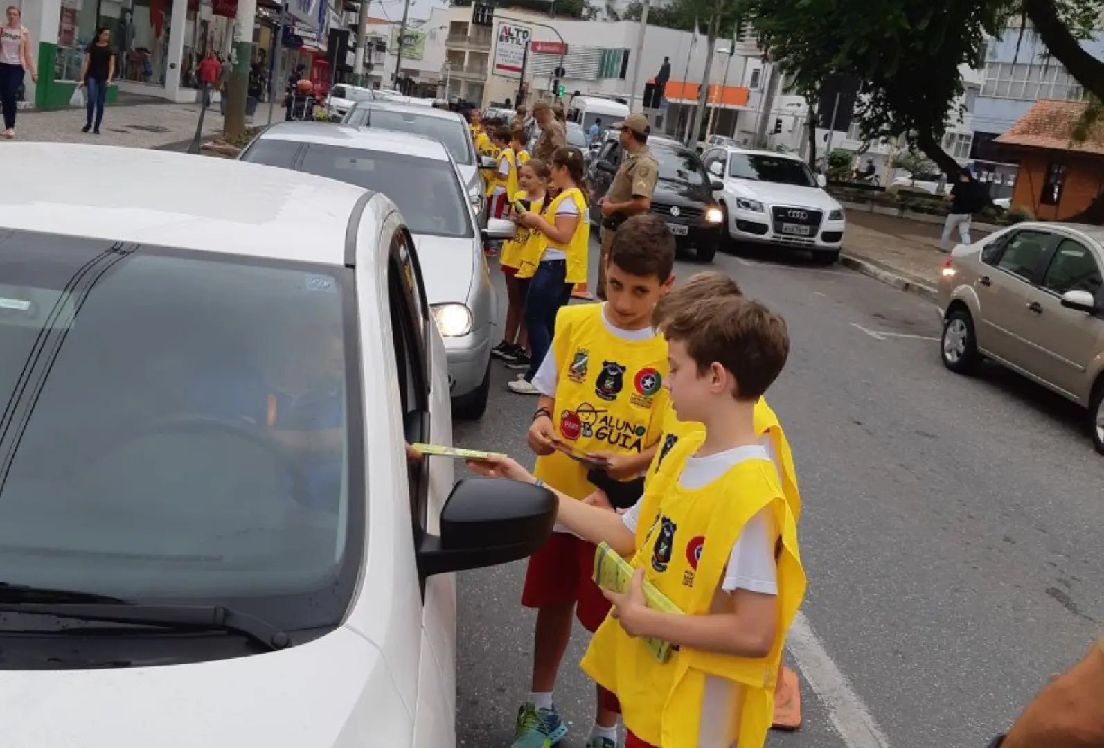 Crianças participam de blitz educativa com a PM e GTB