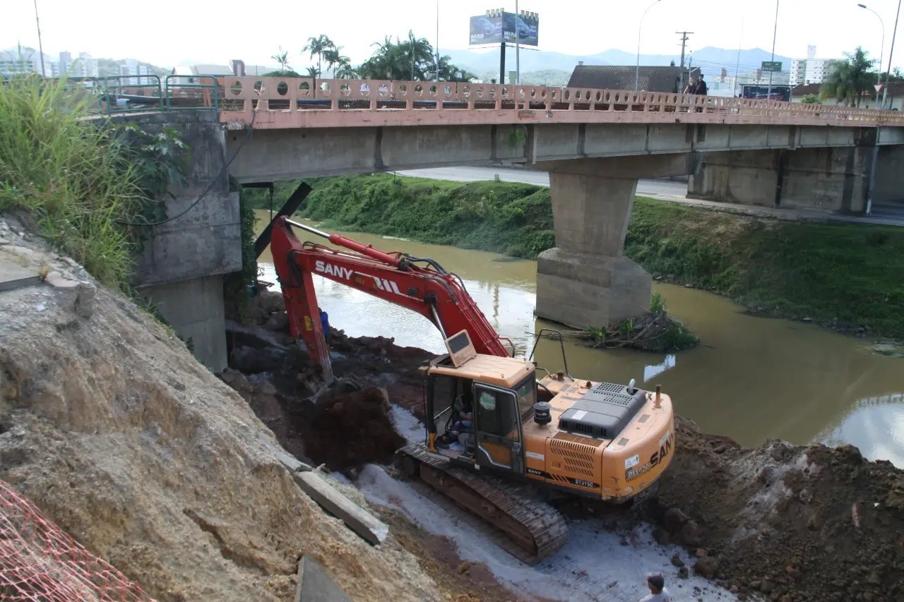 Retirada de adutora do SAMAE faz obras na ponte M&aacute;rio Olinger entrar em outra etapa