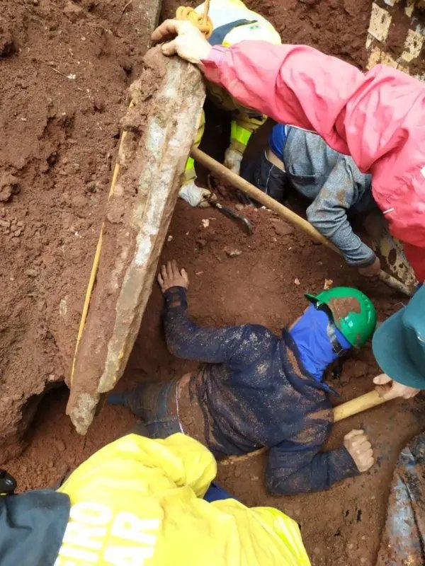 Pedreiros s&atilde;o soterrados ap&oacute;s acidente em obra 
