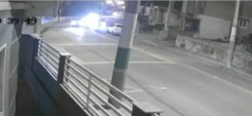(V&Iacute;DEO) Imagens flagram momento da colis&atilde;o entre tr&ecirc;s carros em Brusque
