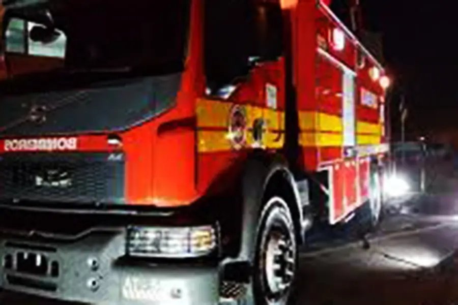  Carro bate em poste no bairro &Aacute;guas Claras