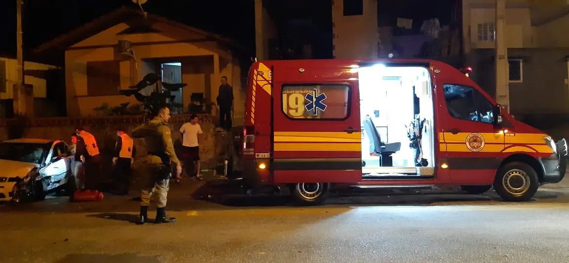 Colis&atilde;o entre tr&ecirc;s ve&iacute;culos deixa feridos no bairro Guarani