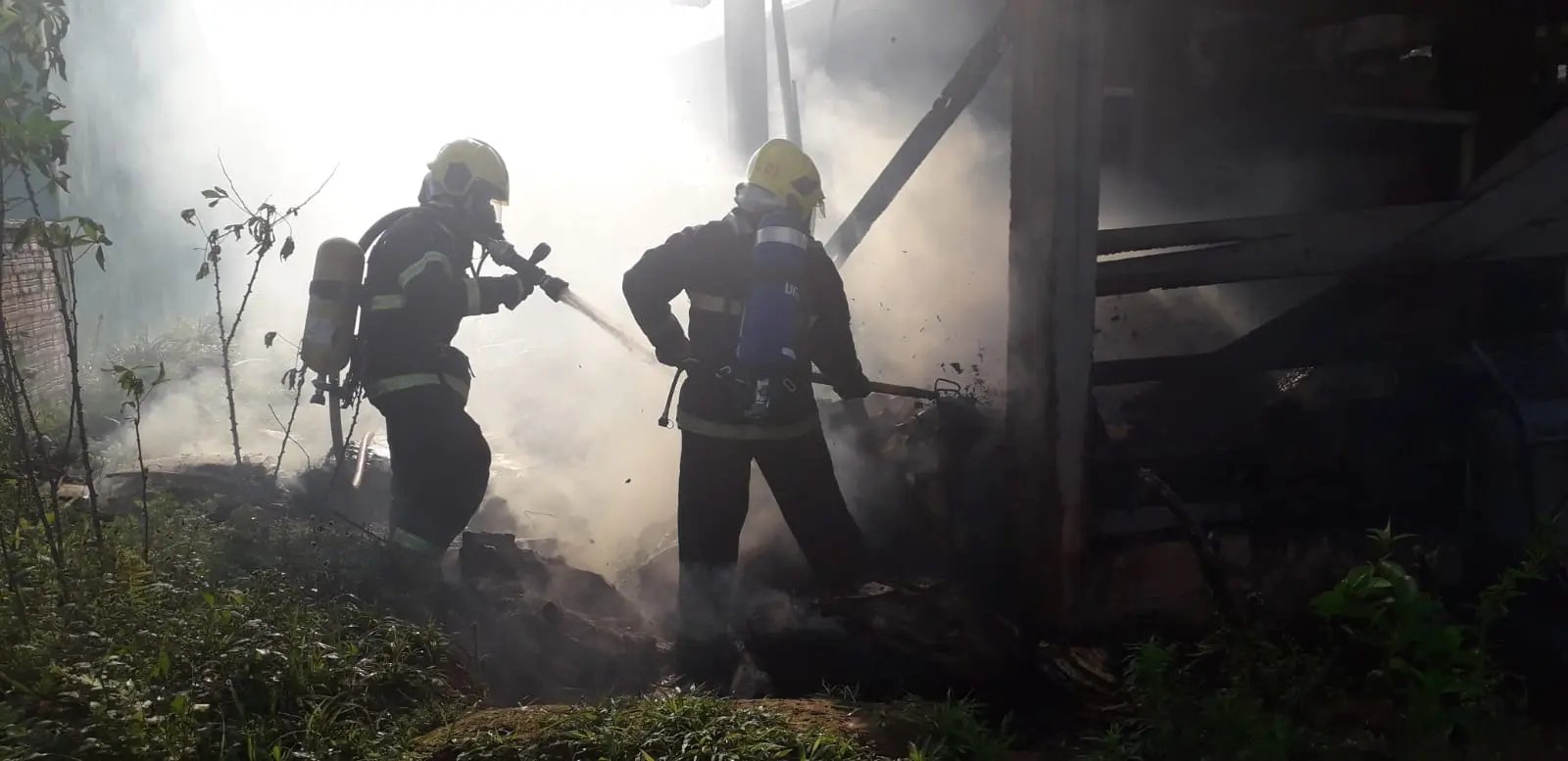 Bombeiros atuam em inc&ecirc;ndio dep&oacute;sito de papel&atilde;o