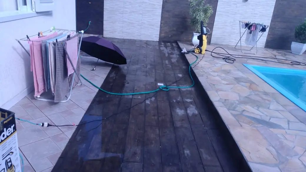 Crian&ccedil;a leva choque em piscina e &eacute; hospitalizada