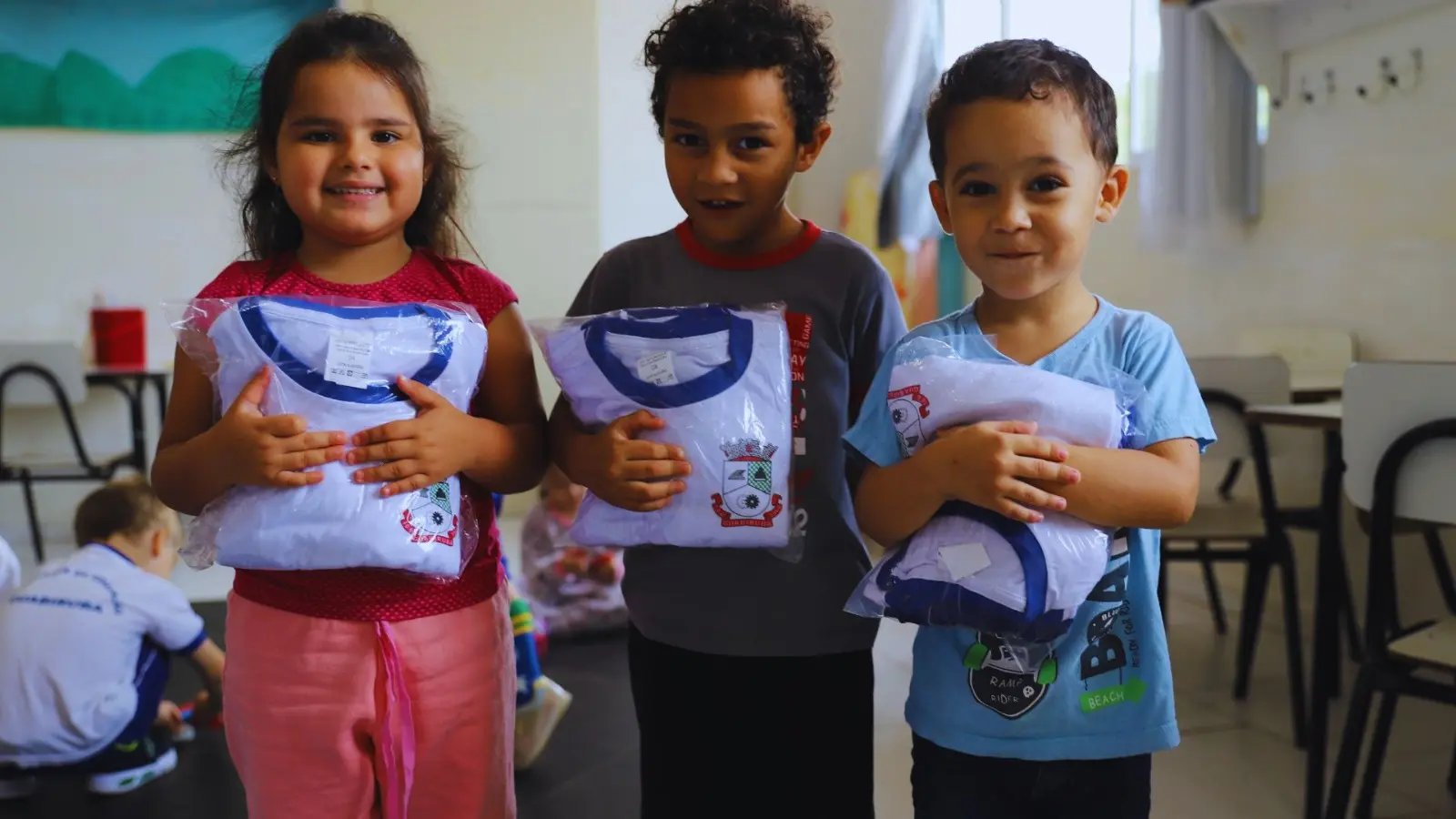 Alunos de Guabiruba recebem novos uniformes