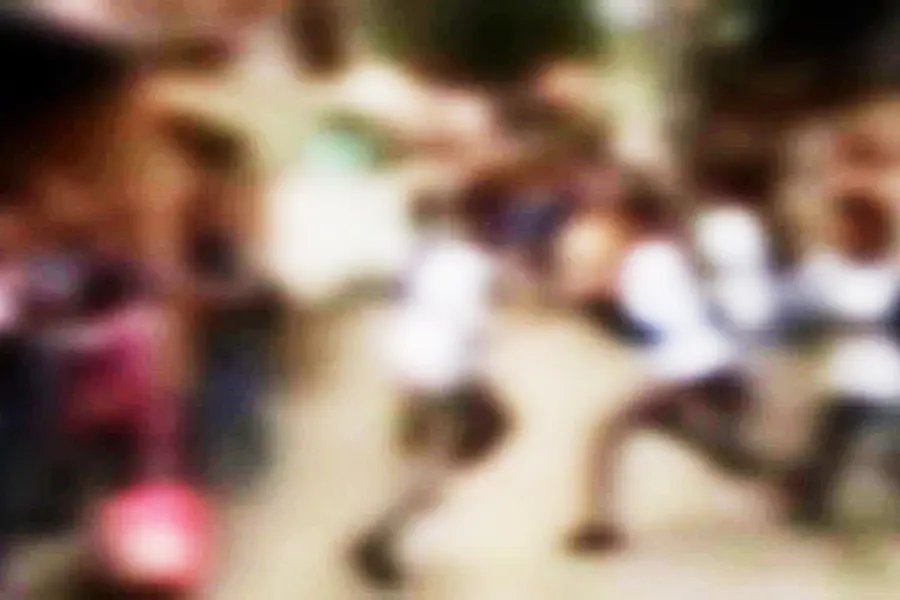 (V&Iacute;DEO) Adolescentes brigam no meio da rua perto da escola