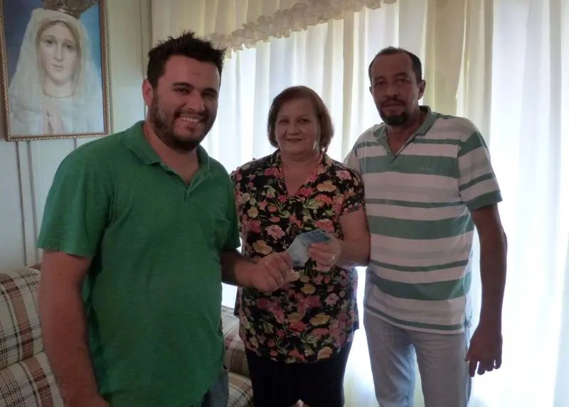 Ouvinte recebe prêmio