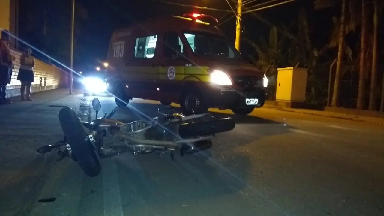 Ve&iacute;culo colide em motocicleta e motorista n&atilde;o presta socorro