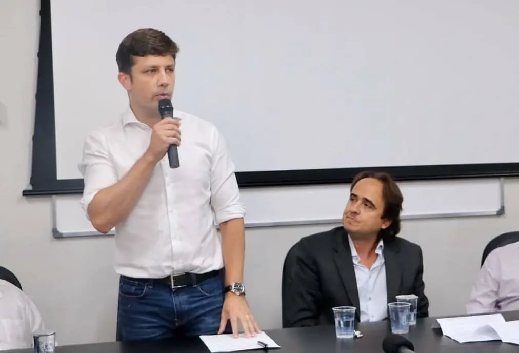 Prefeito de Balne&aacute;rio Camboriu assina decreto de redu&ccedil;&atilde;o de sal&aacute;rio, incluindo o pr&oacute;prio em 50%