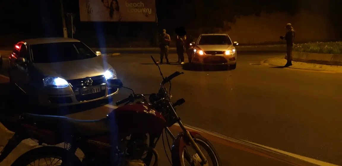 Motociclista embriagado colide em dois ve&iacute;culos 
