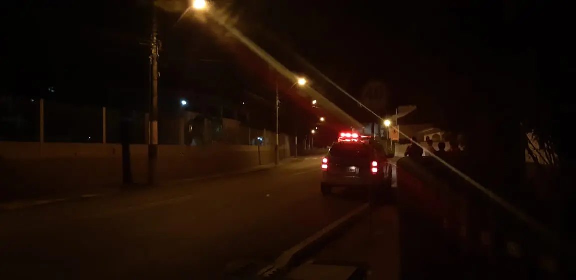 Ciclista perde o controle e colide contra ve&iacute;culo 