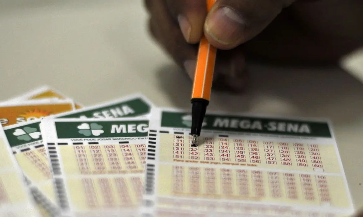 Mega-Sena pode pagar R$ 1,8 milh&atilde;o hoje (04)