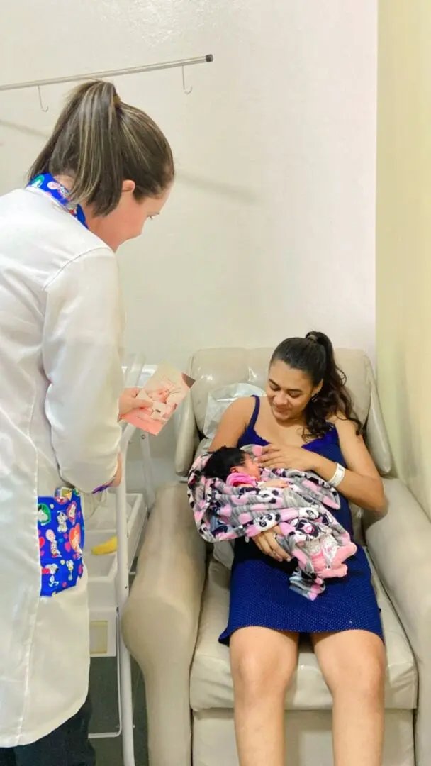 Primeiro Abra&ccedil;o: projeto de sa&uacute;de aborda o cuidado materno-infantil e conecta m&atilde;es e filhos