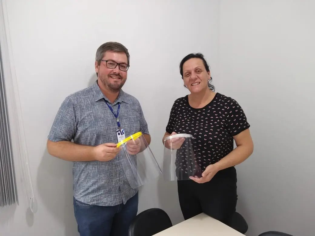 Secretaria de Sa&uacute;de de Guabiruba recebe 20 protetores faciais da Unifebe
