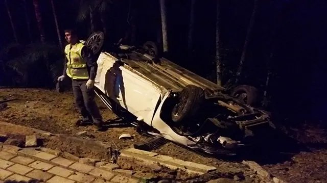 Carro capota na rua São Pedro
