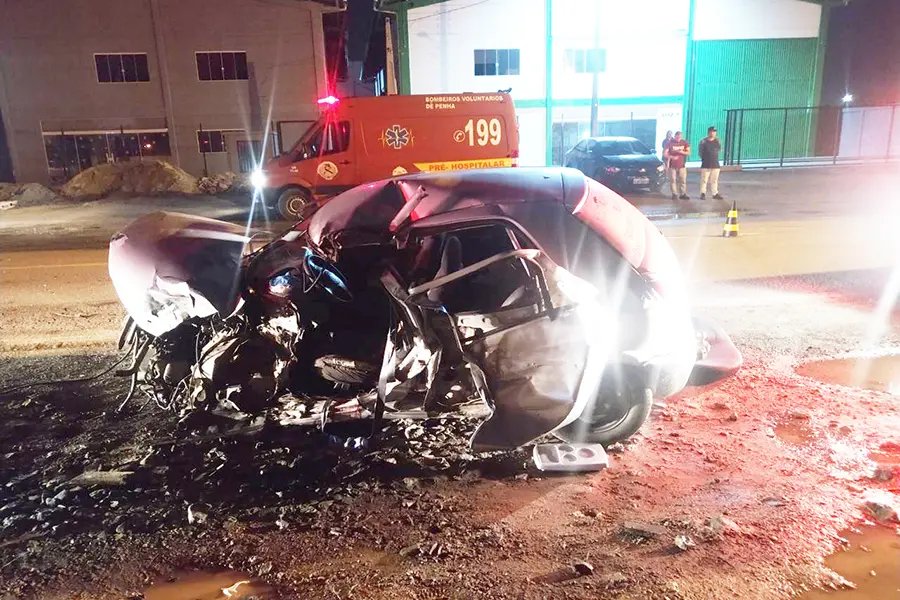 Motorista morre ap&oacute;s bater contra &ocirc;nibus
