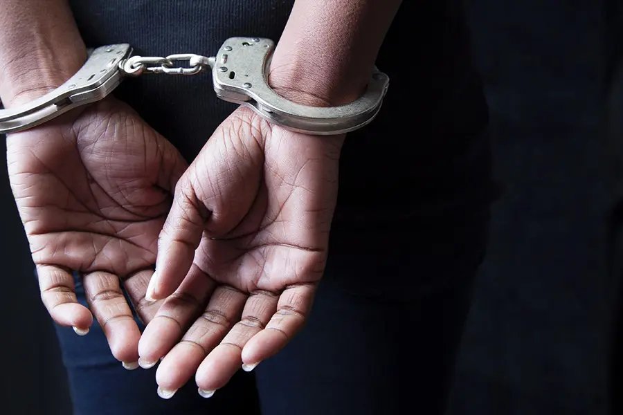 PM prende mulher com mandado de pris&atilde;o em Brusque