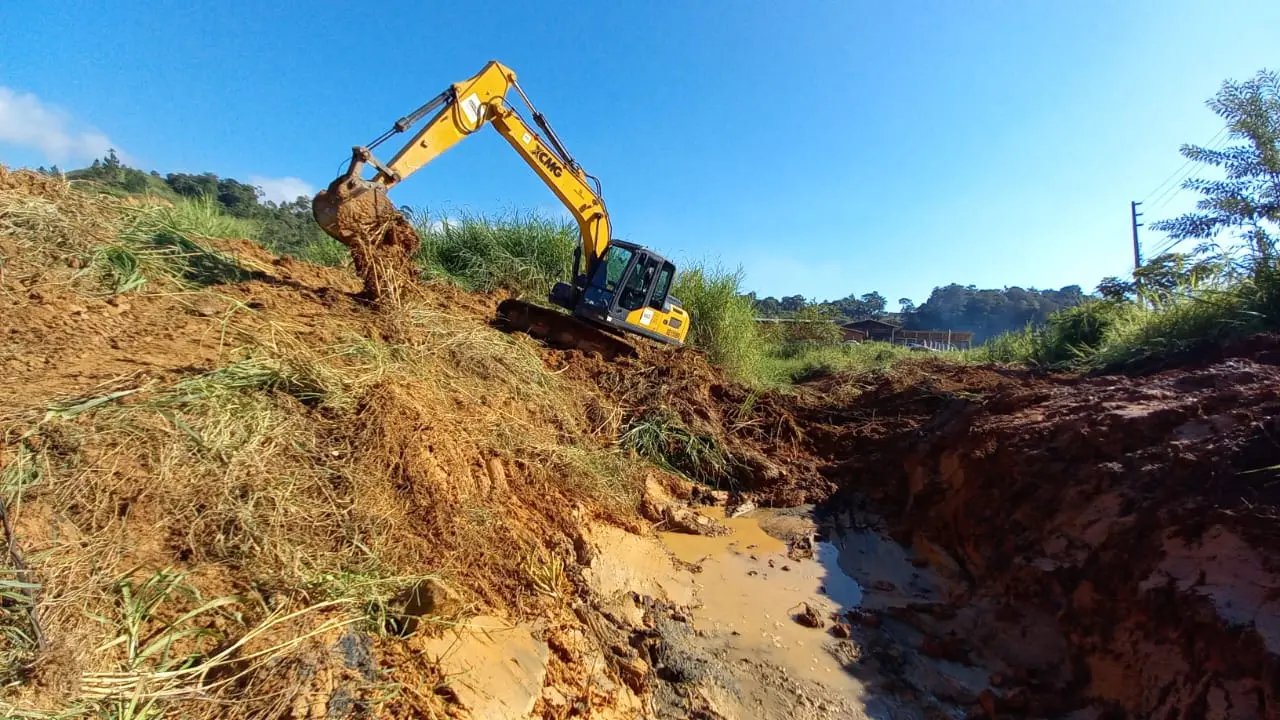 Secretaria de Obras realiza limpeza de valas nos bairros Volta Grande e S&atilde;o Pedro