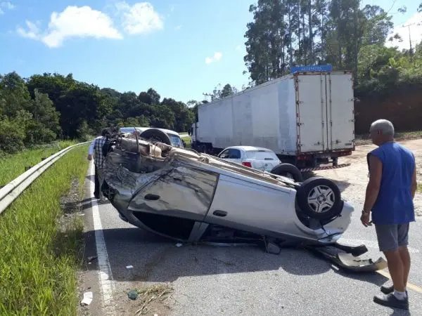 Veículo com placas de Brusque capota na SC-108
