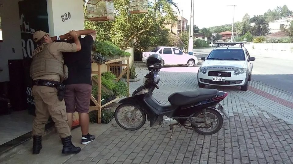 Rede de Vizinhos auxilia PM a capturar homem com notas falsas