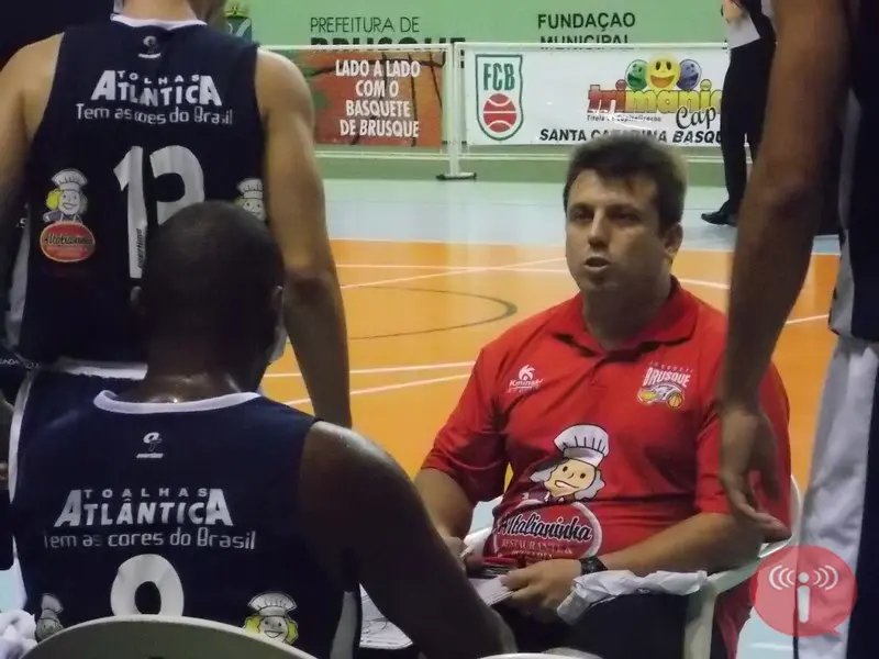 George Salles segue no comando