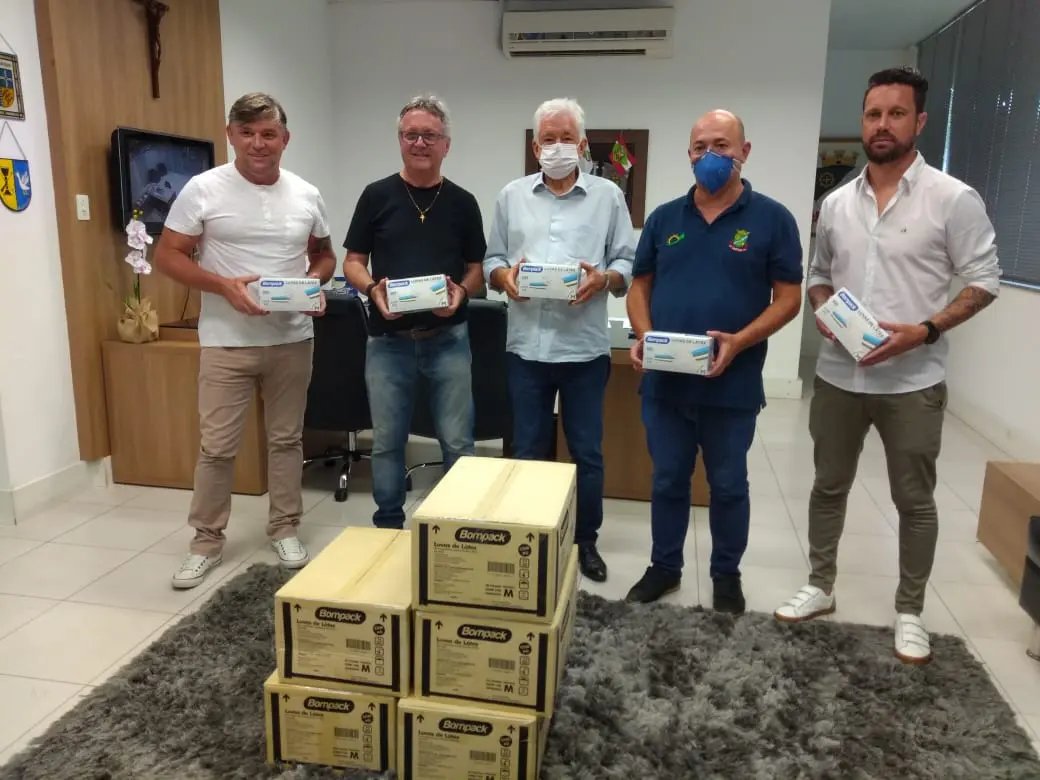 Prefeitura de Brusque recebe doa&ccedil;&atilde;o de luvas do Brusque FC 