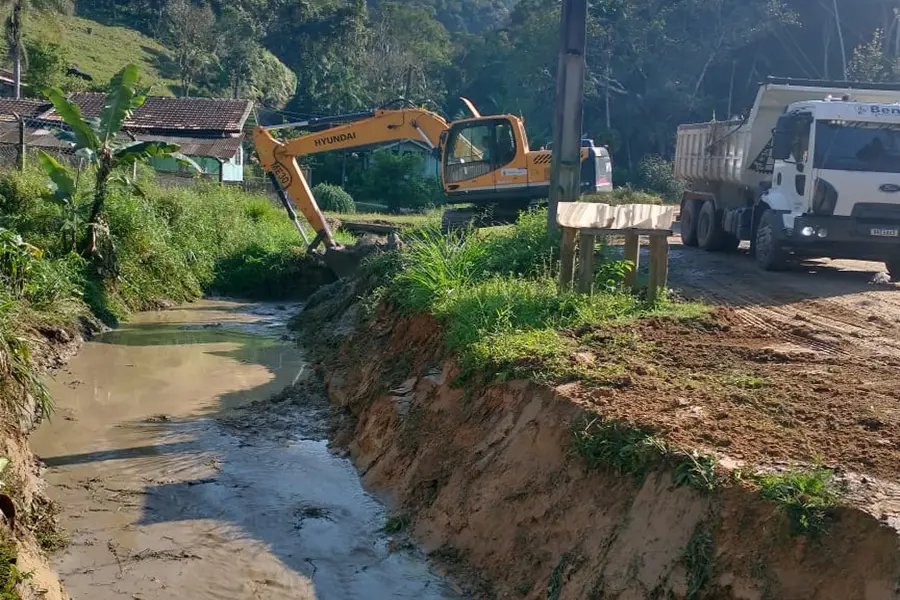 Trabalho de limpeza e desassoreamento de valas &eacute; realizado