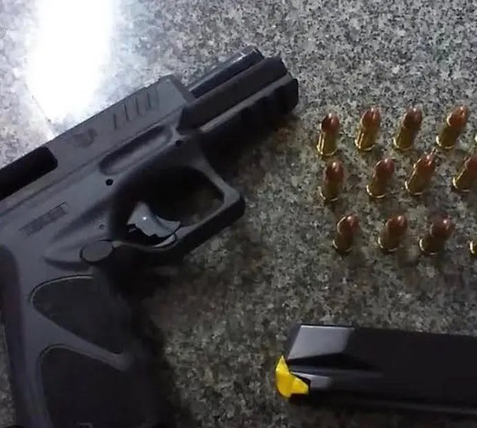 Adolescente &eacute; abordado com arma de fogo dentro de escola