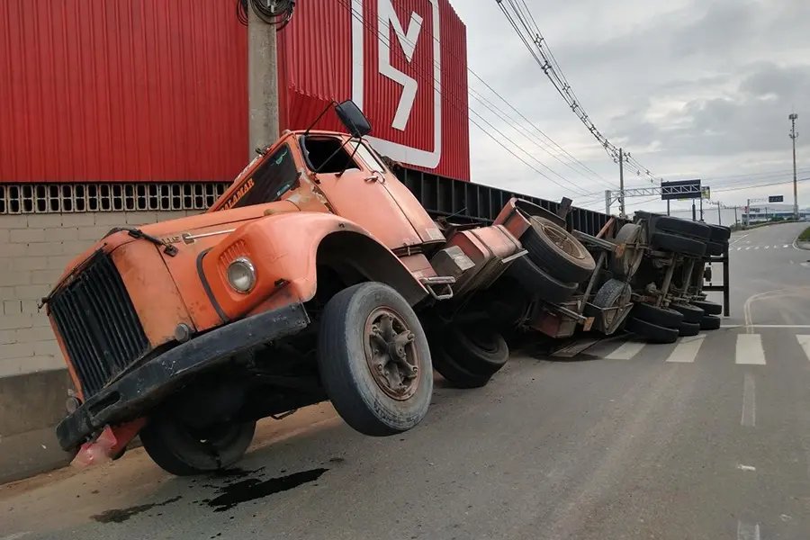 Caminh&atilde;o tomba na Rodovia Ant&ocirc;nio Heil