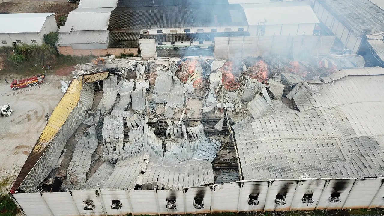 Ap&oacute;s 21 horas de trabalho ininterrupto bombeiros finalizam ocorr&ecirc;ncia de inc&ecirc;ndio, em Botuver&aacute;