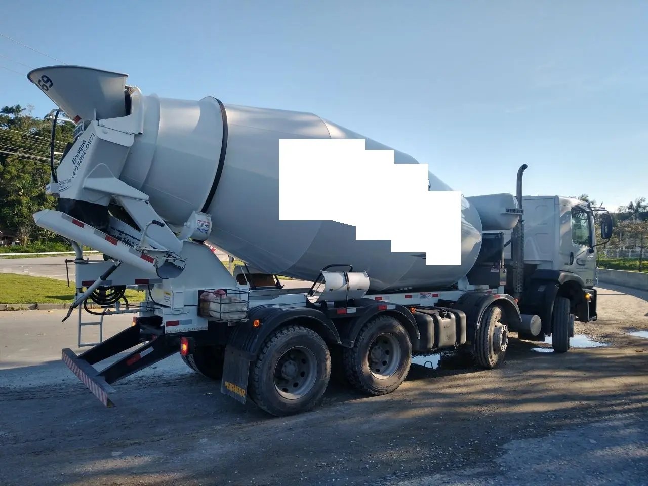 Caminh&atilde;o de Brusque arranca fia&ccedil;&atilde;o de poste na rodovia Ant&ocirc;nio Heil