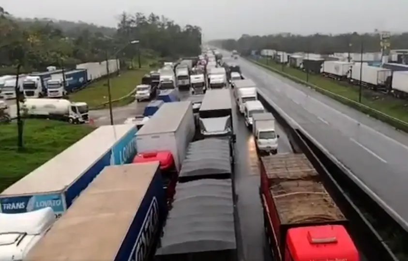 Justi&ccedil;a determina fim do bloqueio de caminhoneiros em SC