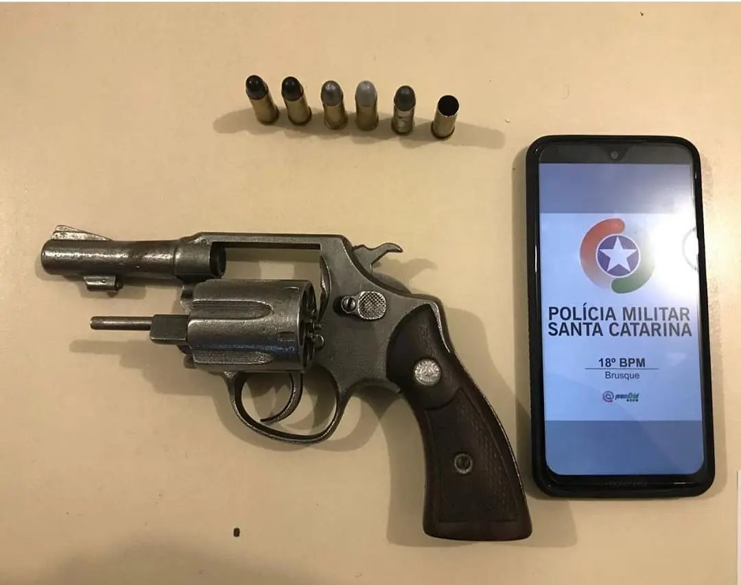 Homem &eacute; preso por posse ilegal de arma, em Brusque