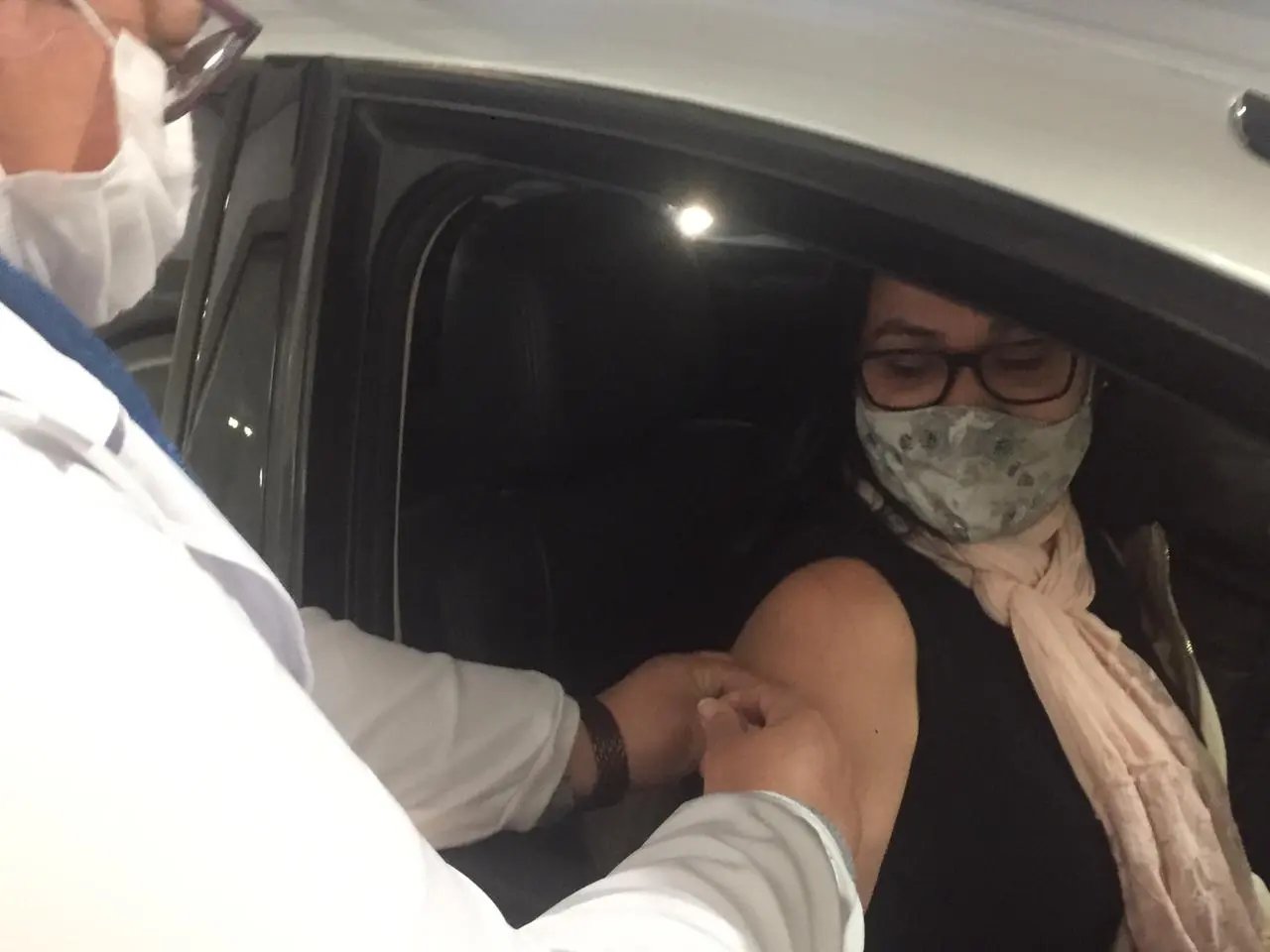 Prefeitura realiza drive thru noturno para vacina&ccedil;&atilde;o da dose 2 contra o Covid-19