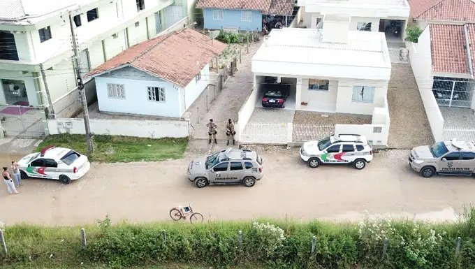 Operação cumpre mandados de prisão e deixa um morto