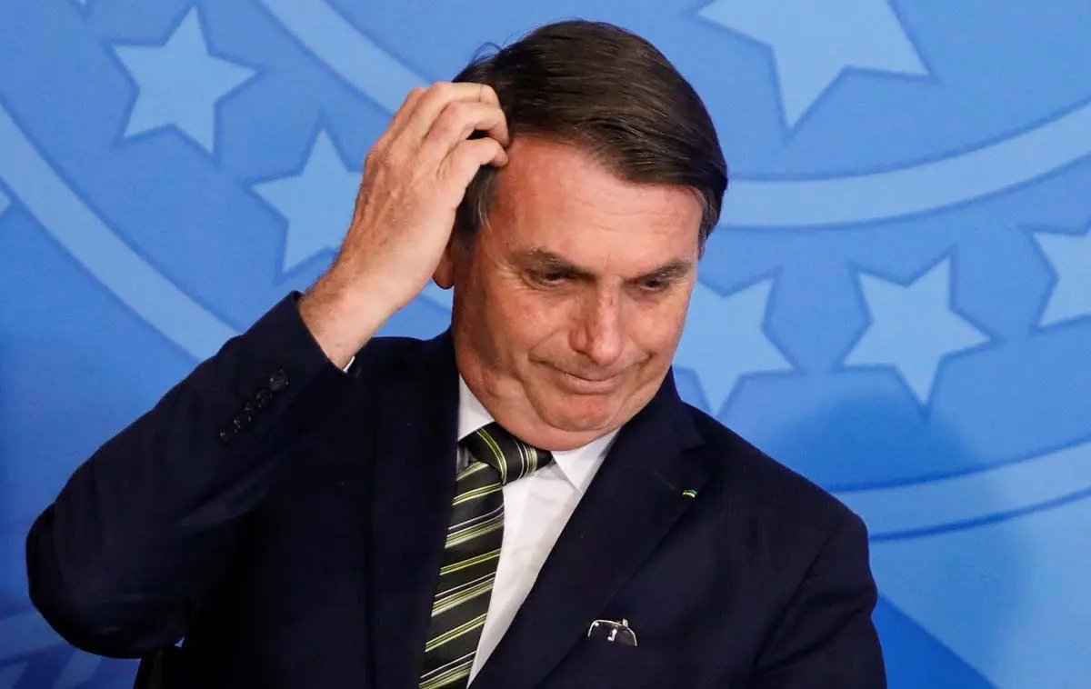 Bolsonaro revoga artigo que suspendia contrato de trabalho