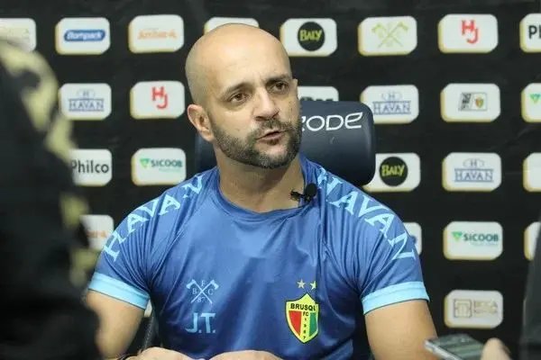 Expuls&atilde;o de goleiro obrigou time a crescer em campo, diz Testoni