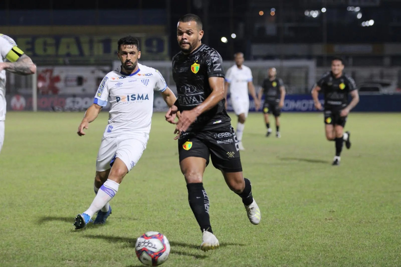 Com jogador a menos, Brusque arranca empate do Ava&iacute; 