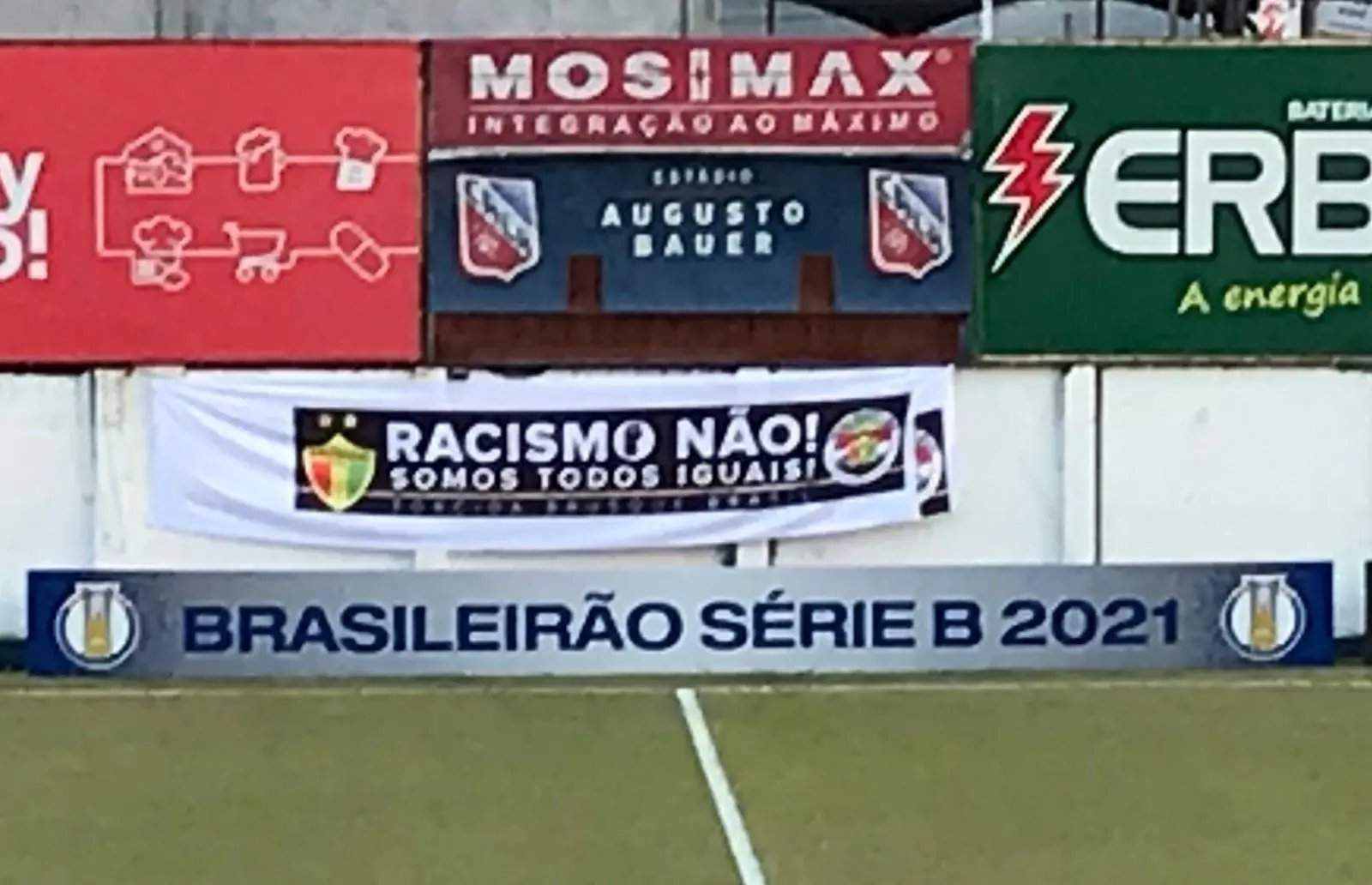 Torcedores do Brusque usam faixa para se posicionar contra o racismo  